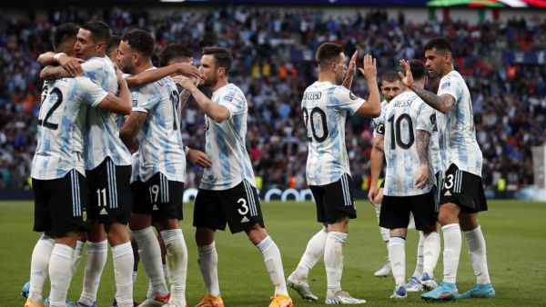 Argentina's midfielder Angel Di Maria (2nd L) celebrates with teammates after scoring their second goal during the 'Finalissima' International friendly football match between Italy and Argentina at Wembley Stadium in London on June 1, 2022. The Azzurri face the South American continental champions in the inaugural Finalissima at Wembley. (Photo by Adrian DENNIS / AFP)