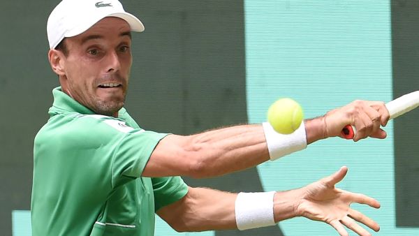Spain's Roberto Bautista Agut returns the ball to Russia's Daniil Medvedev reacts (not pictured) during the men's singles quarter final match at the ATP 500 Halle Open tennis tournament in Halle, western Germany, on June 17, 2022. (Photo by CARMEN JASPERSEN / AFP)