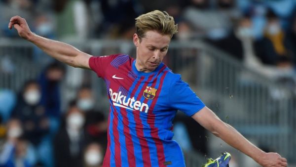 Frenkie de Jong (Photo: AFP)​Barcelona's Dutch midfielder Frenkie De Jong kicks the ball during the Spanish league football match between RC Celta de Vigo and FC Barcelona at the Balaidos stadium in Vigo on November 6, 2021. (Photo by MIGUEL RIOPA / AFP)