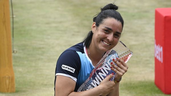 Tunisia's Ons Jabeur poses with the trophy after winning the final tennis match against Switzerland's Belinda Bencic at the Women's Bett1 Open tennis tournament in Berlin on June 19, 2022. (Photo by Tobias SCHWARZ / AFP)