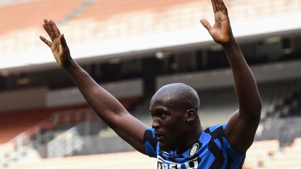 Inter Milan's Belgian forward Romelu Lukaku celebrates after scoring the 5th goal during the Italian Serie A football match Inter Milan vs Udinese on May 23, 2021 at the San Siro stadium in Milan. / AFP / Miguel MEDINA