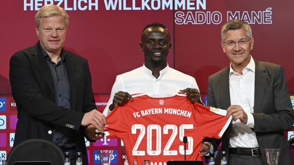 Bayern Munich's Senegalese new forward Sadio Mane (C) with his jersey poses next to Bayern Munich CEO Oliver Kahn (L) and President Herbert Hainer during a press conference after he signed a three-year deal with German first division football club FC Bayern Munich, in Munich, southern Germany, on June 22, 2022. (Photo by CHRISTOF STACHE / AFP)