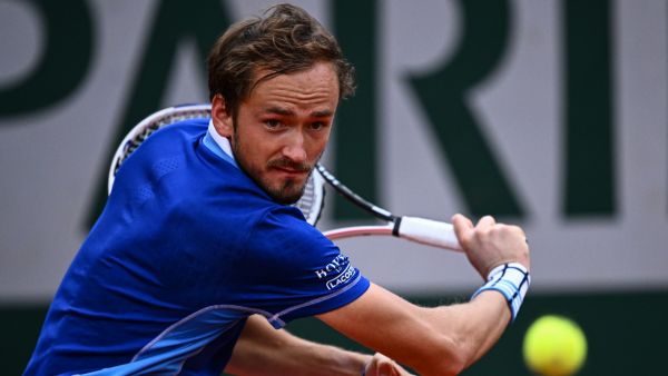 Russia's Daniil Medvedev returns the ball to Argentina's Facundo Bagnis during their men's singles match on day three of the Roland-Garros Open tennis tournament at the Court Suzanne-Lenglen in Paris on May 24, 2022. (Photo by Anne-Christine POUJOULAT / AFP)