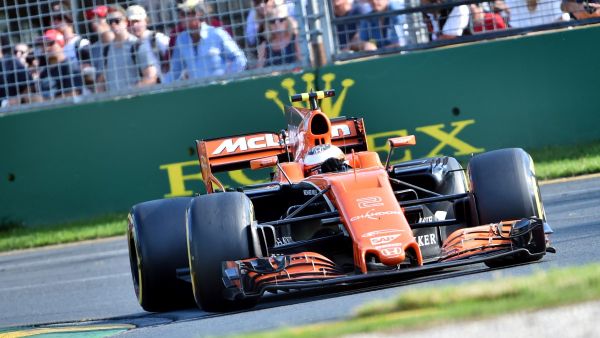 McLaren's Belgian driver Stoffel Vandoorne powers through a corner during the Formula One Australian Grand Prix in Melbourne on March 26, 2017. (Photo by PAUL CROCK / AFP)