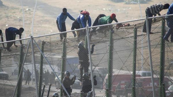 مهاجرون يقتحمون سياج مليلة