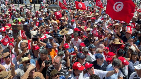 رفع المتظاهرون شعارات رافضة للاستفتاء على الدستور الجديد