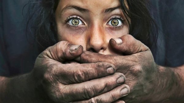  تعرض رجال فريق العمل للاعتداء إذ جُردوا من ملابسهم 