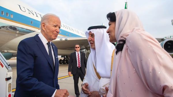 الأميرة ريما بنت بندر تستقبل الرئيس الأمريكي جو بايدن برفقة خالها الأمير 