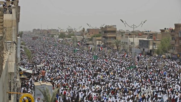 أنصار زعيم التيار الصدري مقتدى الصدر يحتشدون في صلاة جماعية في بغداد