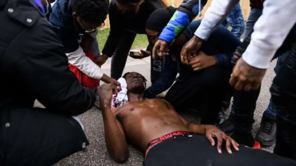 احتجاجات إثر مقتل شاب أسود برصاص الشرطة الأمريكية