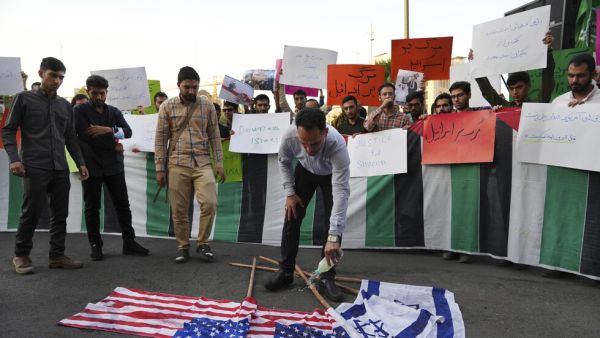 ردد الحشد هتافات "الموت لأمريكا" و"الموت لإسرائيل"