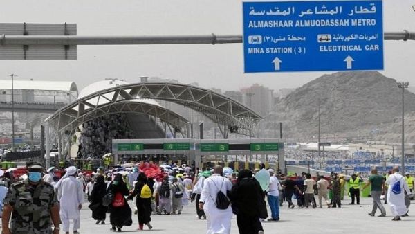الحجاج يتوافدون على مشعر منى وسط إجراءات مشددة