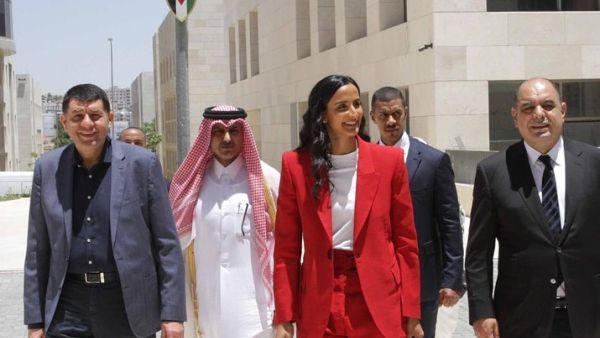 شقيقة أمير قطر تخطف الأنظار في إجازتها الصيفية