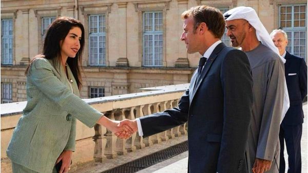 السفيرة هند العتيبة تلقي التحية على الرئيس الفرنسي إيمانويل ماكرون والشيخ محمد بن زايد 