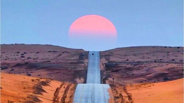 صورة ساحرة لطريق شمال حائل تلفت أنظار السعوديين