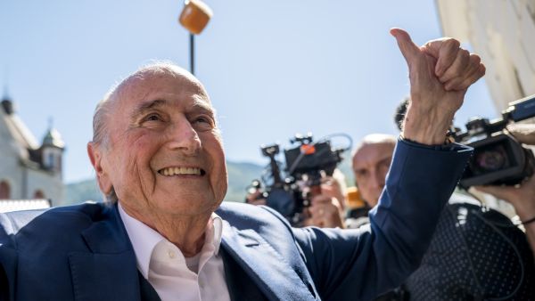 Former FIFA president Sepp Blatter gives a thumb up as he leaves Switzerland's Federal Criminal Court after the verdict of his trial over a suspected fraudulent payment, in the southern Switzerland city of Bellinzona, on July 8, 2022. Sepp Blatter and Michel Platini, once the chiefs of world and European football, were acquitted by a Swiss court on July 8, 2022 following a trial over a suspected fraudulent payment. (Photo by Fabrice COFFRINI / AFP)