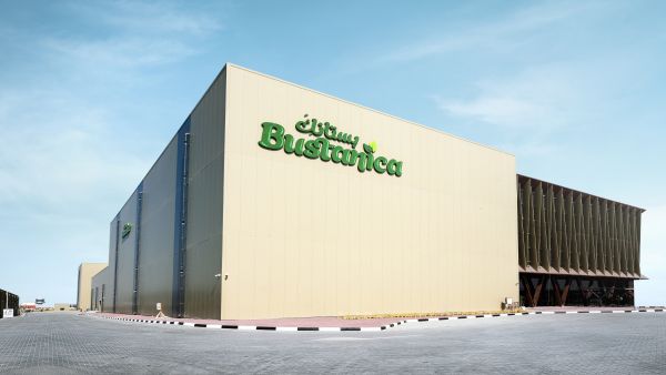 "بستانِكَ" تكشفت النقاب عن مزرعتها البالغ مساحتها 330.000 قدم مربع وإجمالي الاستثمارات بها 40 مليون دولار «الإمارات لتموين الطائرات» تفتتح في دبي أكبر مزرعة رأسية في العالم