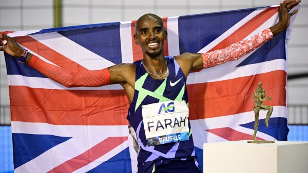 Britain's Mo Farah celebrates after victory and a world record in the men's one hour event at The Diamond League AG Memorial Van Damme athletics meeting at The King Baudouin Stadium in Brussels on September 4, 2020. / AFP / MARTIN BUREAU
