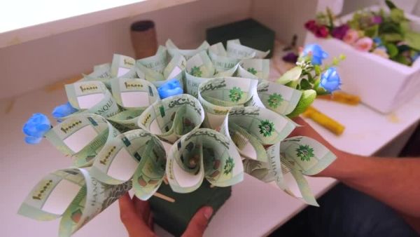باقات الليرات والدولارات بدلًا من الزهور .. مشروع جديد في لبنان
