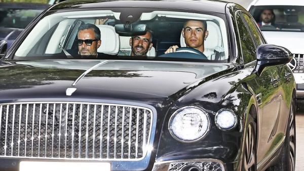 Ronaldo arrives at Carrington (Image Credit: Twitter)