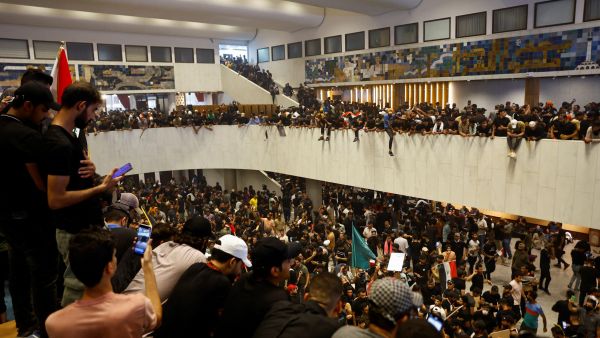 متظاهرون داخل البرلمان العراقي