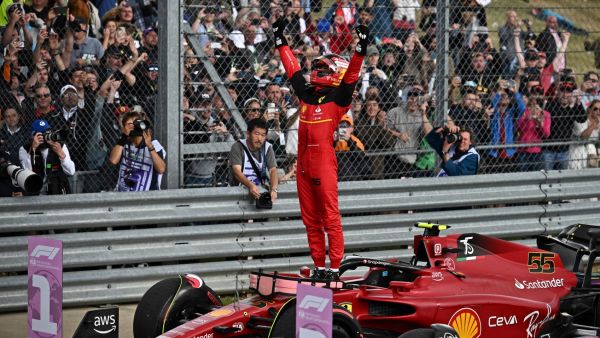 Race winner Ferrari's Spanish driver Carlos Sainz Jr celebrates after the Formula One British Grand Prix at the Silverstone motor racing circuit in Silverstone, central England on July 3, 2022. (Photo by Ben Stansall / AFP)
