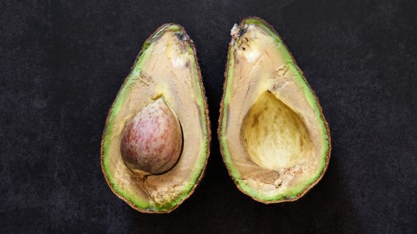 6 طرق للحفاظ على الأفوكادو من التحول إلى اللون البني