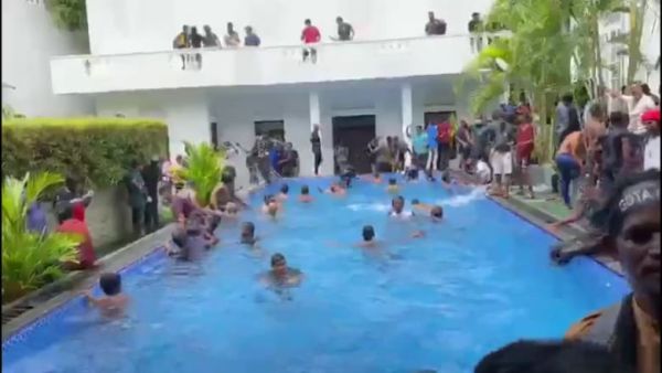 متظاهرون في قصر رئيس سريلانكا