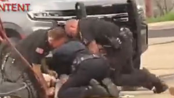 رجال شرطة أمريكيين بوحشية على أحد المحتجزين