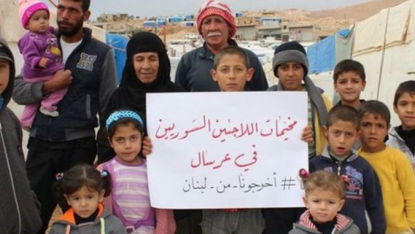 ويشكل اللاجئون السوريون والفلسطينيون نسبة 40 بالمئة من عدد السكان في لبنان 