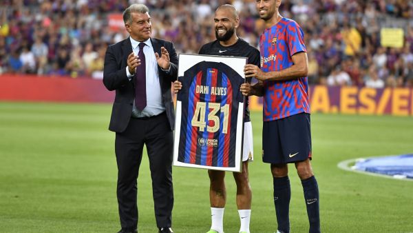 تكريم داني ألفيش (المصدر: أ ف ب)