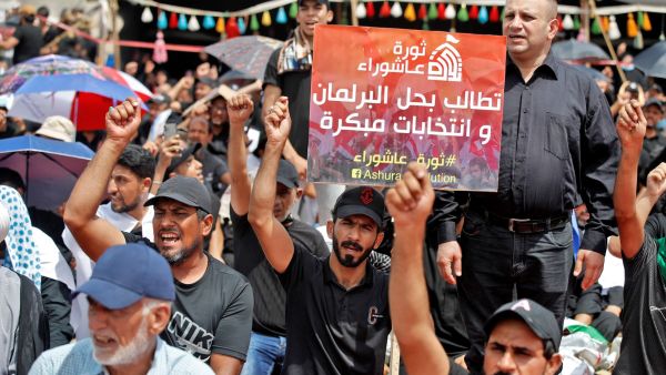 Supporters of Iraqi Shiite cleric Moqtada Sadr chant slogans during their vigil outside parliament headquarters in the capital Baghdad's high-security Green Zone on August 26, 2022 as they continue to protest against the nomination of a rival Shiite faction for government leadership. (Photo by AHMAD AL-RUBAYE / AFP) Muqtada al-Sadr