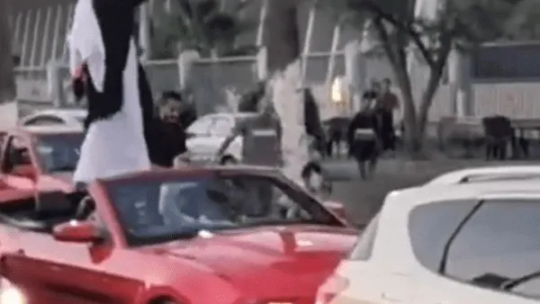 طالب كويتي يثير غضب الأردنيين بإلقاء النقود من مركبته 