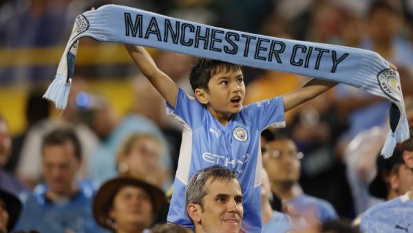 جماهير مانشستر سيتي (المصدر: أ ف ب)