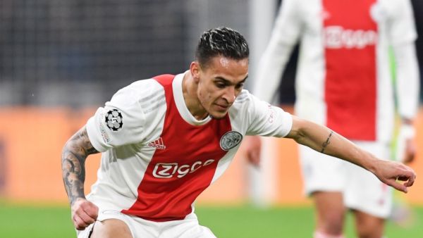 Ajax Amsterdam's Brazilian forward Antony (L) fights for the ball with Benfica's Brazilian forward Everton during the UEFA Champions League round of 16 second leg football match between Ajax and Benfica at the Johan Cruijff ArenA, in Amsterdam, on March 15, 2022. (Photo by JOHN THYS / AFP)