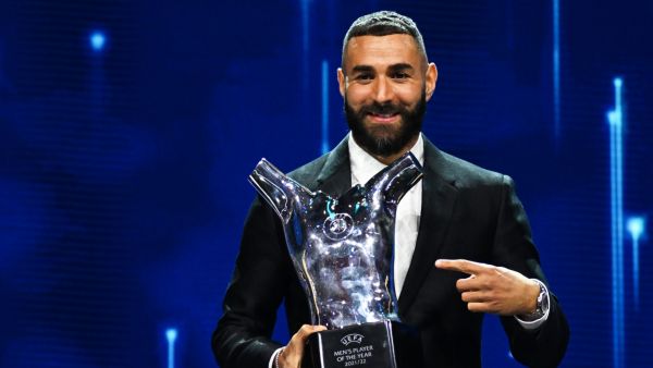 Real Madrid's French forward Karim Benzema poses with his "UEFA Men's Player of the Year 2021/2022 Award" in Istanbul on August 25, 2022, after the 2022/2023 Champions League group stage draw. (Photo by OZAN KOSE / AFP)