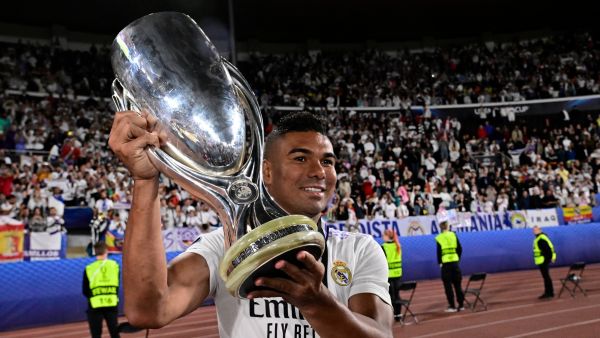 Real Madrid's Brazilian midfielder Casemiro celebrates with the trophy after the UEFA Super Cup football match between Real Madrid vs Eintracht Frankfurt in Helsinki, on August 10, 2022. Real Madrid won the match 2-0. (Photo by JAVIER SORIANO / AFP)