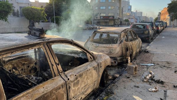 سيارات محترقة إثر الاشتباكات في العاصمة طرابلس