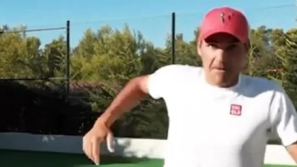 Roger Federer reacts to the camera during training.(Instagram/@rogerfederer)