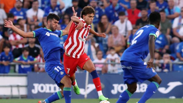 Atletico Madrid's Portuguese forward Joao Felix (C) vies with Getafe's Spanish midfielder Carles Alena (L) during the Spanish league football match between Getafe CF and Club Atletico de Madrid at the Alfonso Perez Coliseum stadium in Getafe on August 15, 2022. (Photo by Thomas COEX / AFP)