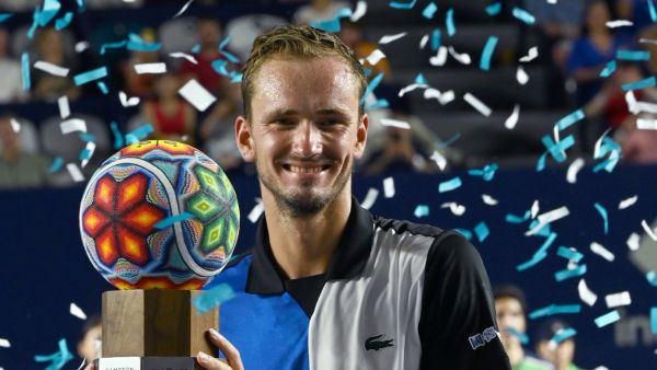 Russia's Daniil Medvedev holds the winning trophy after defeating Britain's Cameron Norrie during their Mexico ATP Open 250 men's singles final tennis match at the Cabo Sports Complex in Los Cabos, Mexico, on August 6, 2022. (Photo by RODRIGO ARANGUA / AFP)