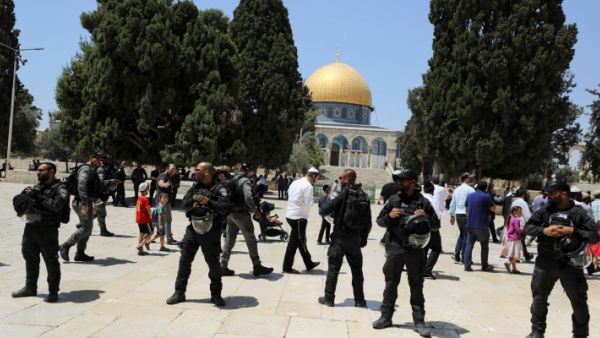 مستوطنون يقتحمون ساحات المسجد الأقصى