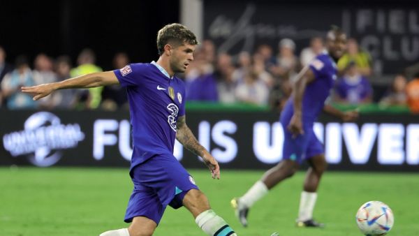 Christian Pulisic #10 of Chelsea passes against Club América during their preseason friendly match at Allegiant Stadium on July 16, 2022 in Las Vegas, Nevada. Chelsea defeated Club América 2-1. Ethan Miller/Getty Images/AFP (Photo by Ethan Miller / GETTY IMAGES NORTH AMERICA / Getty Images via AFP)