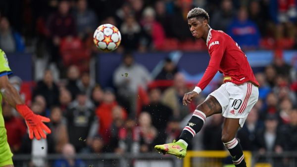 Manchester United's English striker Marcus Rashford scores his team's first goal during the UEFA Champions league group F football match between Manchester United and Atalanta at Old Trafford stadium in Manchester, north west England, on October 20, 2021. (Photo by Paul ELLIS / AFP)