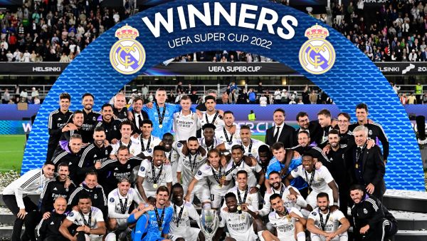 Real Madrid players celebrate with the trophy after the UEFA Super Cup football match between Real Madrid vs Eintracht Frankfurt in Helsinki, on August 10, 2022. Real Madrid won the match 2-0. (Photo by JAVIER SORIANO / AFP)