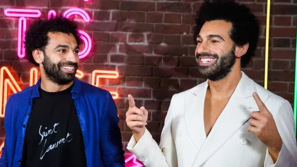 محمد صلاح مع تمثاله في متحف مدام توسو