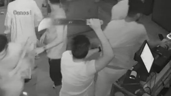 مشاجرة بين شبان داخل أحد مقاهي الكويت