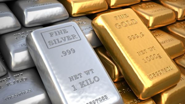 أسعار الذهب تصعد عالميا بينما تتراجع أسعار الفضة