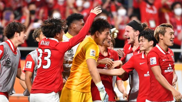 Urawa Reds' players including Japanese goalkeeper Shusaku Nishikawa celebrate after winning the AFC Champions League semi-final football match between South Korea's Jeonbuk Hyundai Motors FC and Japan's Urawa Red Diamonds in Saitama, on August 25, 2022. (Photo by Kazuhiro NOGI / AFP)
