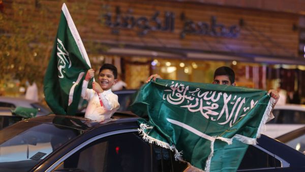 العلم السعودي يرفرف في احتفالات اليوم الوطني 